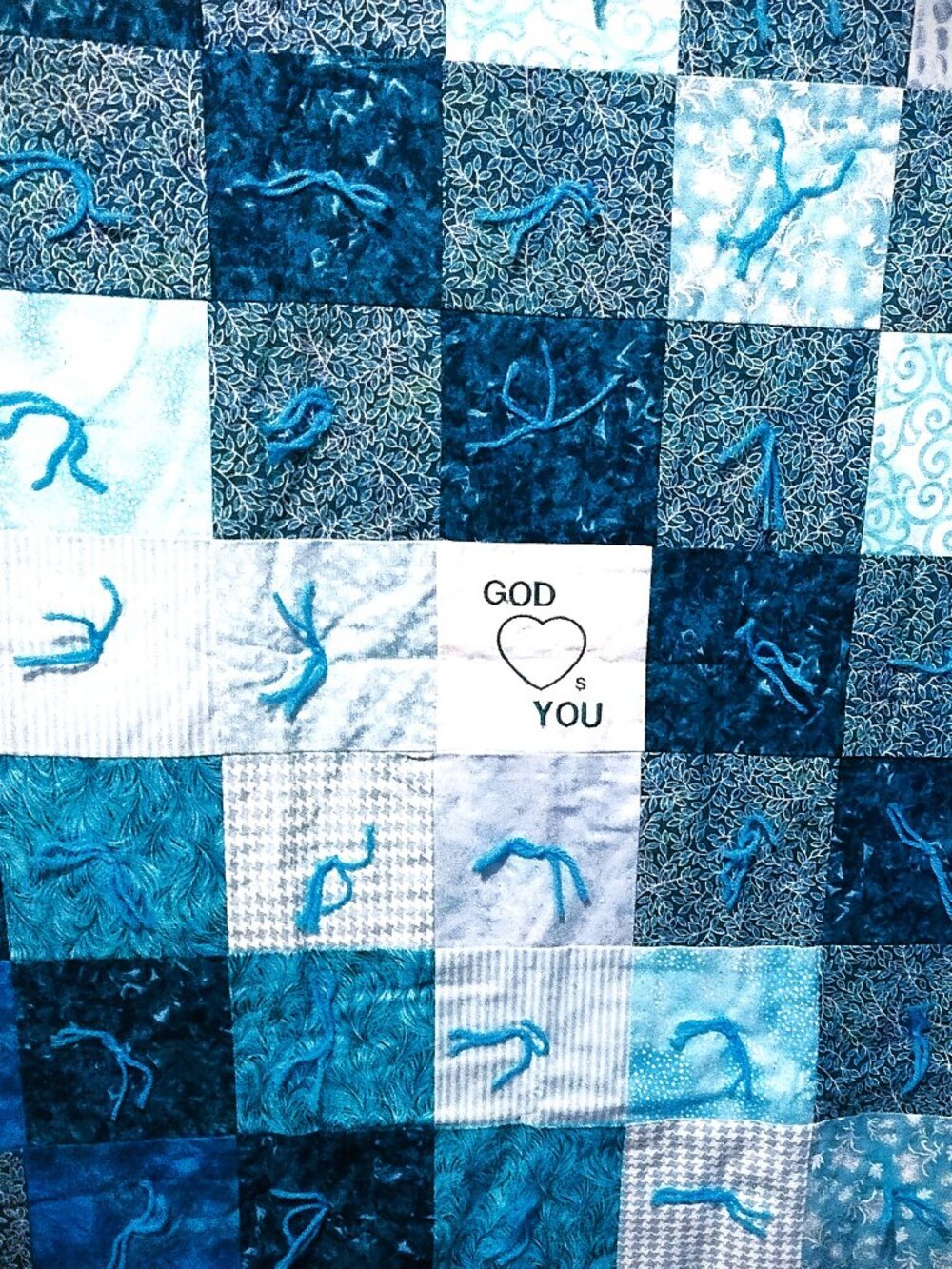 GOD LOVES YOU QUILT VIBRANT AS OCEAN COLOR VARIES SEA BLUE TO GREEN COMPLETE - Picture 2 of 6
